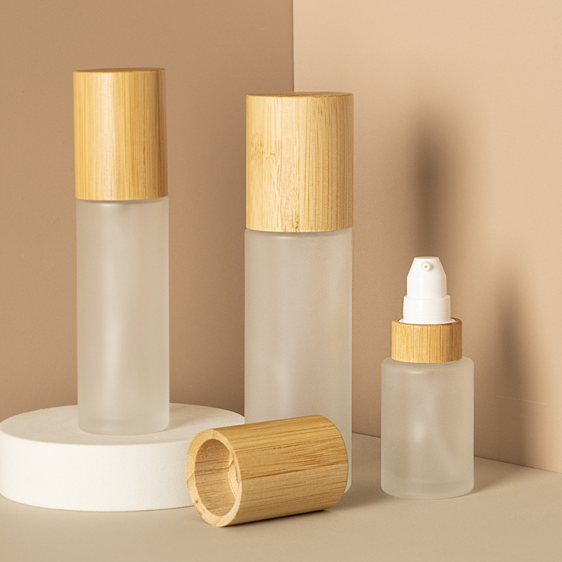 Himmeä kosmeettinen kosteusemulsiopumppu, hieno sumu ja lasillinen suihkepullo bambupuisella kannella