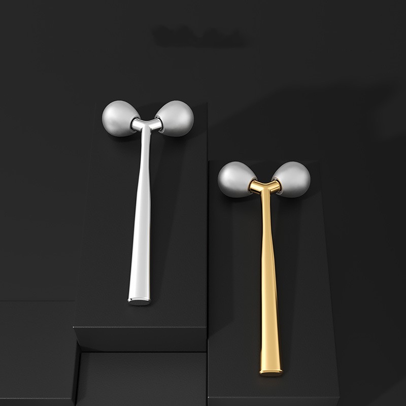 Kädessä pidettävä kasvojen kohottava Y-muotoinen hoikentava 3D-rullahierontalaite 360 pyörivä kasvohierontarulla Kädessä pidettävä kasvojen kohottava Y-muotoinen hoikentava 3D-rullahierontalaite 360 pyörivä kasvohierontarulla