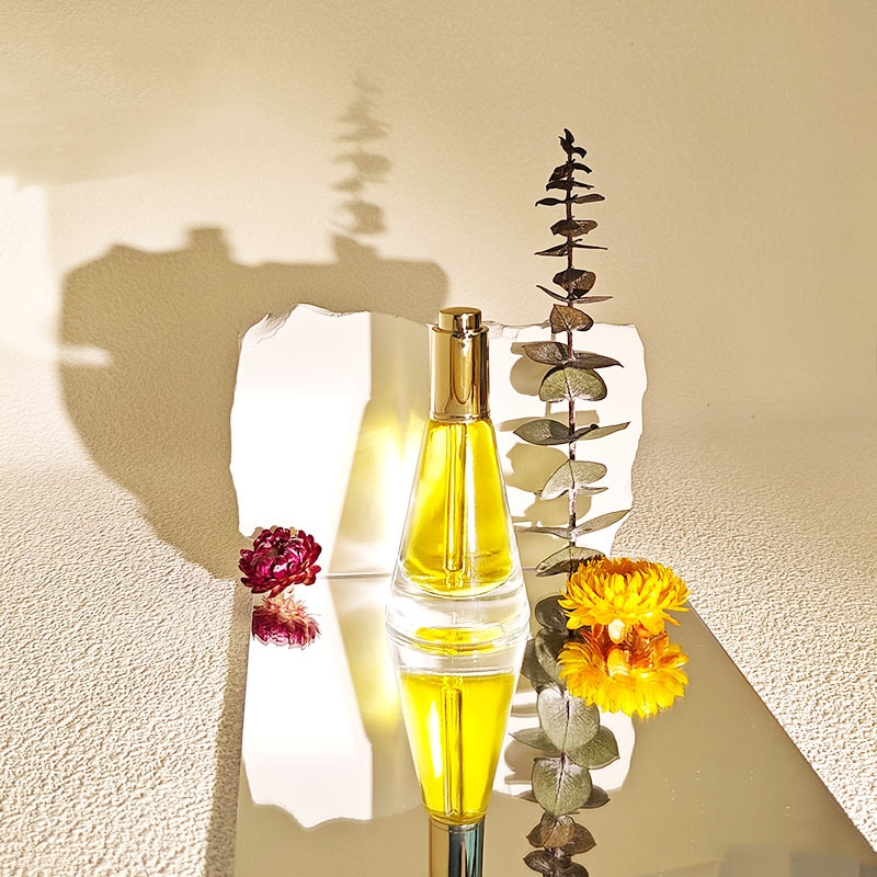 Kartiomainen lasinen kosmeettinen eteerinen öljypullo Kartiomainen lasinen kosmeettinen eteerinen öljypullo