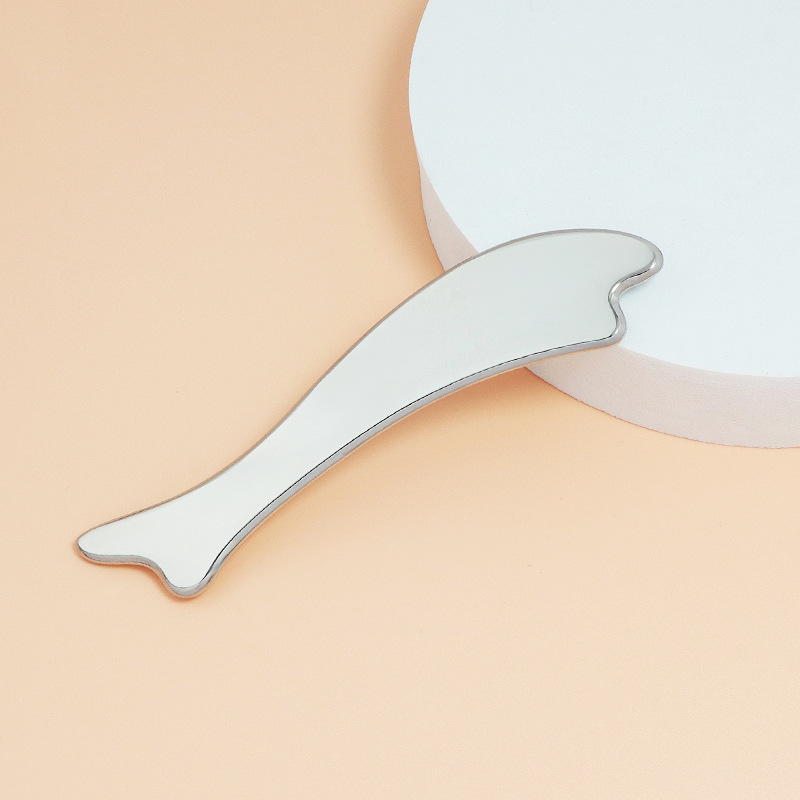 Kalan muotoinen sinkkiseos Gua Sha -levy yksilöllisillä väreillä ja logolla Kalan muotoinen sinkkiseos Gua Sha -levy yksilöllisillä väreillä ja logolla