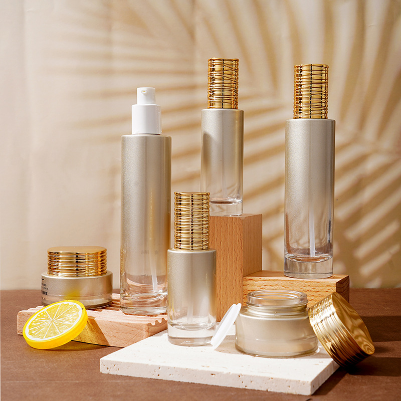 Lasi seerumipullo, jossa sähköpinnoitettu harjattu kansi Lasi seerumipullo, jossa sähköpinnoitettu harjattu kansi