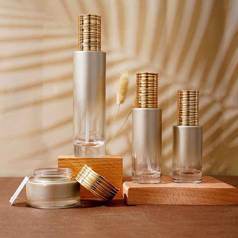 Lasi seerumipullo, jossa sähköpinnoitettu harjattu kansi Lasi seerumipullo, jossa sähköpinnoitettu harjattu kansi