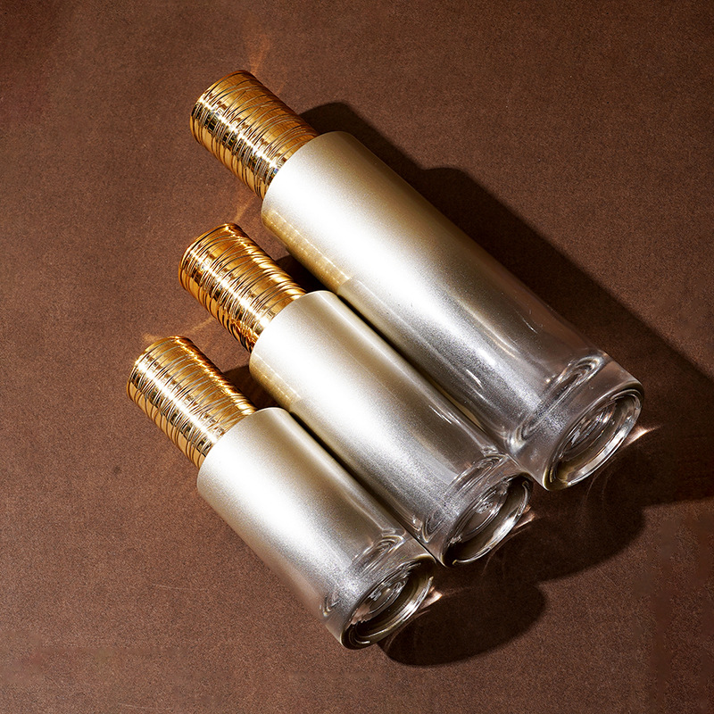 Lasi seerumipullo, jossa sähköpinnoitettu harjattu kansi Lasi seerumipullo, jossa sähköpinnoitettu harjattu kansi