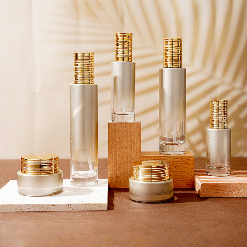 Lasi seerumipullo, jossa sähköpinnoitettu harjattu kansi