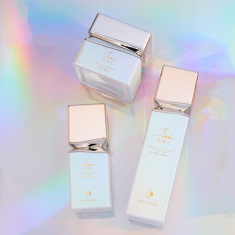 Neliönmuotoinen lasivoidepurkki irisoivalla vaikutuksella kasvo- ja silmänympärysvoiteeseen Neliönmuotoinen lasivoidepurkki irisoivalla vaikutuksella kasvo- ja silmänympärysvoiteeseen