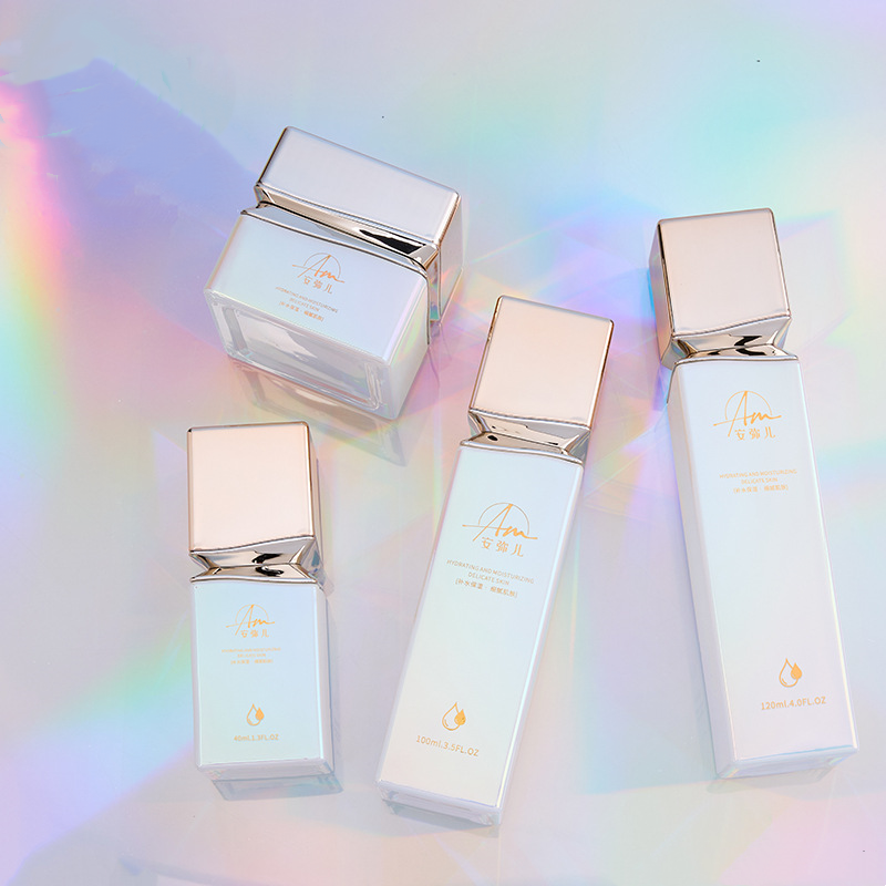 Neliönmuotoinen lasivoidepurkki irisoivalla vaikutuksella kasvo- ja silmänympärysvoiteeseen Neliönmuotoinen lasivoidepurkki irisoivalla vaikutuksella kasvo- ja silmänympärysvoiteeseen