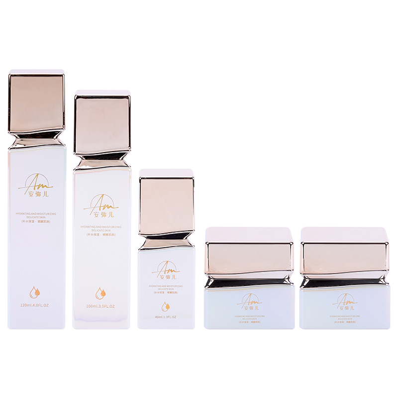 Neliönmuotoinen lasivoidepurkki irisoivalla vaikutuksella kasvo- ja silmänympärysvoiteeseen Neliönmuotoinen lasivoidepurkki irisoivalla vaikutuksella kasvo- ja silmänympärysvoiteeseen