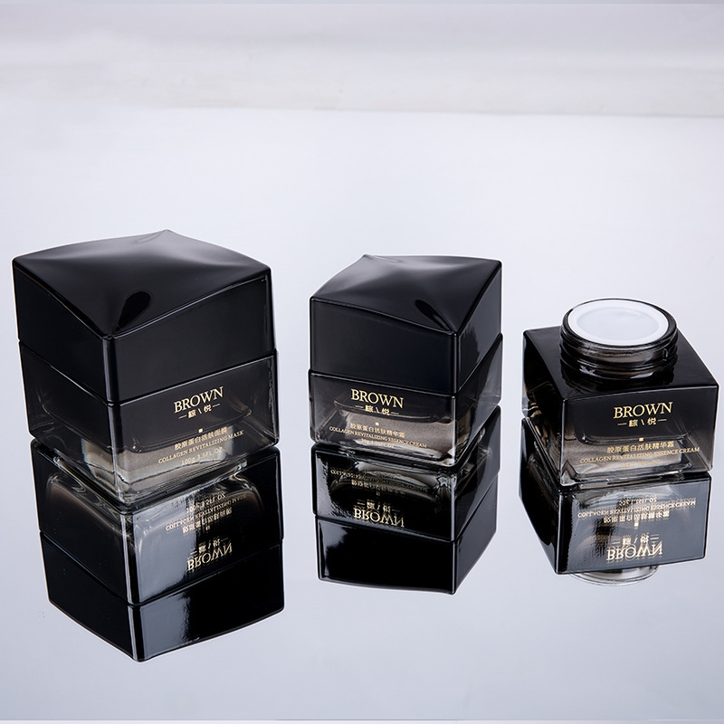 Ainutlaatuinen neliönmuotoinen lasikermapurkki korotetulla kannella kosmeettisiin pakkauksiin Ainutlaatuinen neliönmuotoinen lasikermapurkki korotetulla kannella kosmeettisiin pakkauksiin