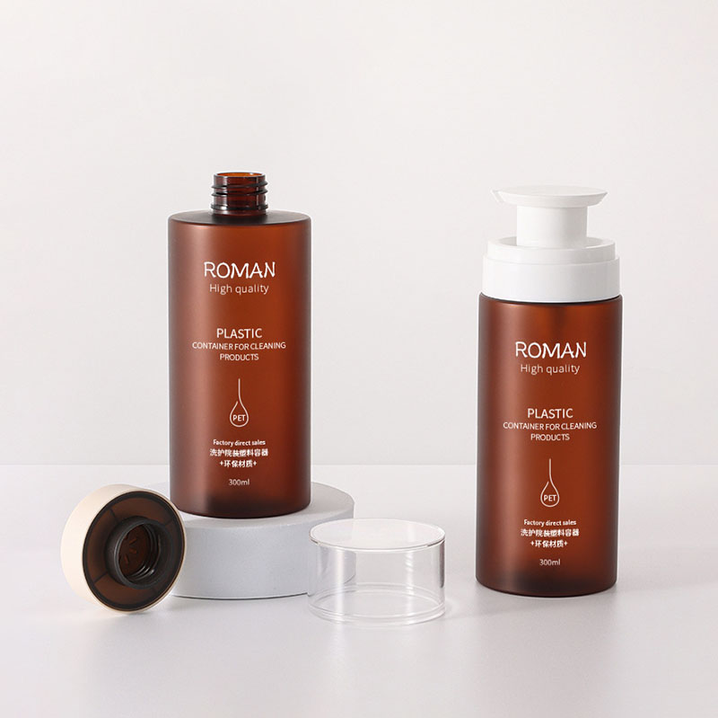 Muovipullot, joissa pumppuannostelija, vuotamaton suuri, tyhjä kirkas ruskea sylinteri, täytettävä shampoo-hiushoitoaineöljyille