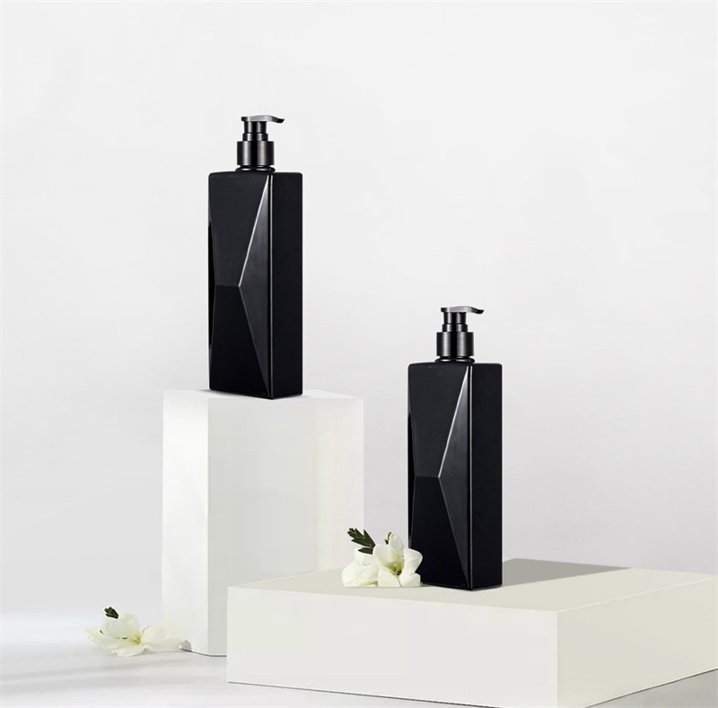 Varastossa oleva 700 ml korealaistyylinen läpinäkymätön muovishampoopaketti kotishampoolla korkean ulkonäön käsienpesunestepullossa Varastossa oleva 700 ml korealaistyylinen läpinäkymätön muovishampoopaketti kotishampoolla korkean ulkonäön käsienpesunestepullossa