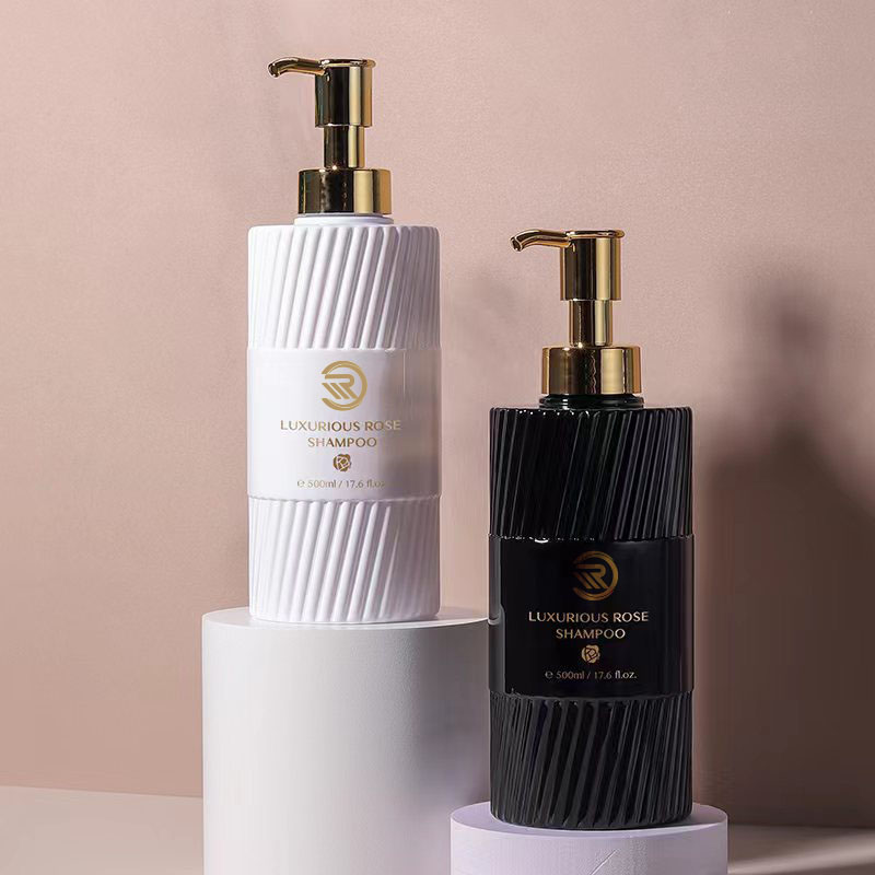 Ympäristöystävällinen 500 ml:n litteä olkashampoo suihkugeelipullo valkoinen musta raita puristusmuovipumppuemulsiopakkaus kosteusemulsiokäyttöön