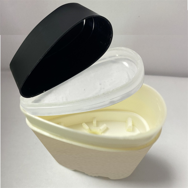 Kierrätetystä muovista valmistettu deodoranttitarrasäiliö vartalovoidetta varten Kierrätetystä muovista valmistettu deodoranttitarrasäiliö vartalovoidetta varten